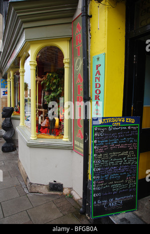 Bunte Ladenfront in Glastonbury High Street Somerset England Stockfoto