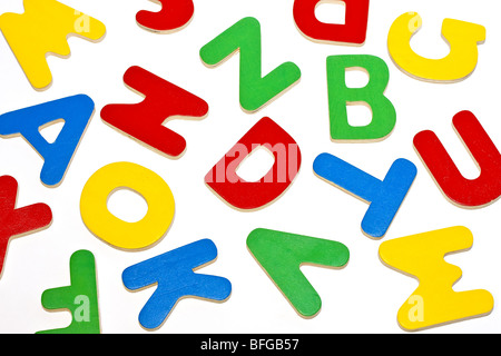Bunte Buchstaben auf weißem Hintergrund Stockfoto