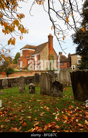 Herbstfarben auf dem Gelände des St. Nicholas Church, Sevenoaks Stockfoto