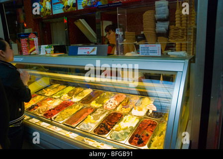 Eis-Stall innen Svetozor Durchgang in Mitteleuropa Prag Tschechische Republik Stockfoto