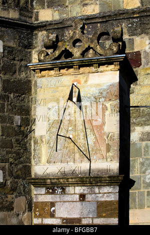 Sonnenuhr, die im Jahre 1894 auf einer Säule von der West Tower Wimborne Kirche errichtet wurde, nach der Entnahme aus dem südlichen Querschiff Stockfoto