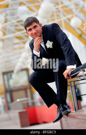In voller Länge Portrait von schönen lächelnden jungen Bräutigam am Hochzeitstag. Stockfoto