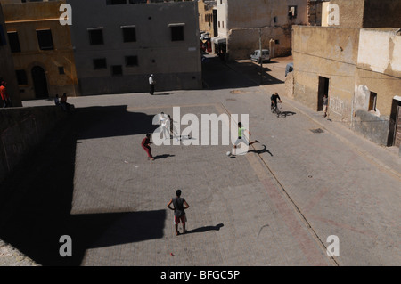 Jugendliche spielen Fußball auf der Straße, El Jadida, Marokko Stockfoto