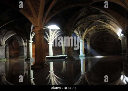 Eine Scherbe des Lichts durchdringt in die portugiesische Zisterne im Bereich Festung von El Jadida, Marokko. Stockfoto