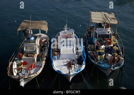 drei kleinen lokalen griechischen zypriotischen Angelboote/Fischerboote in Kato Paphos Hafen Republik Zypern Europa Stockfoto