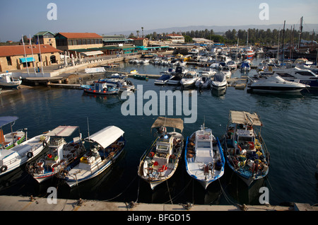 kleinen lokalen griechischen zypriotischen Angelboote/Fischerboote mit teuren Sportboote in Kato Paphos Hafen Republik Zypern Europa Stockfoto