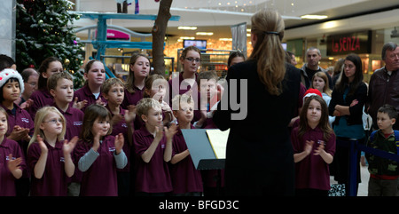 Kinder Chor singen Weihnachtslieder in der Stadt Zentrum Epsom Surrey Stockfoto