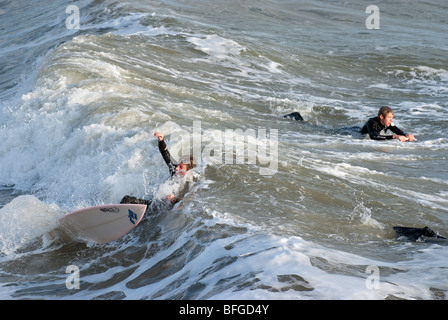 Surfer in Boscombe, Bournemouth, Dorset. Boscombe ist Heimat von Europas erste künstliche Surf-Riff. Stockfoto