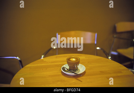 Ein einzelnes Macchiatto Kaffee auf einem Holztisch im Coffee Shop. Blackpool, Lancashire. Stockfoto