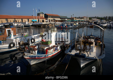 kleinen lokalen griechischen zypriotischen Angelboote/Fischerboote mit teuren Sportboote in Kato Paphos Hafen Republik Zypern Europa Stockfoto