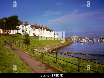 Großbritannien, Wales, Strickjacke Küste, Aberaeron, Häuser mit Blick auf den Hafen Stockfoto