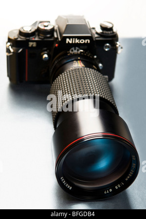 Einen künstlerischen Blick auf eine Nikon F3-Kamera mit einem Teleobjektiv befestigt. Stockfoto