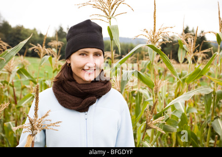 Frau im Maisfeld Stockfoto