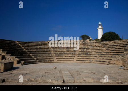 alte römische Odeon Theater mit Paphos Leuchtturm Republik Zypern Europa Stockfoto