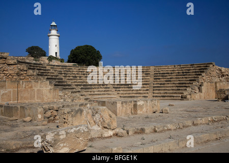 alte römische Odeon Theater mit Paphos Leuchtturm Republik Zypern Europa Stockfoto