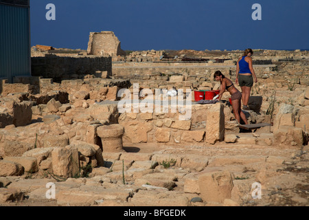 laufenden Ausgrabungen außerhalb der schützenden Abdeckung bauen das Haus des Theseus Römervilla Stockfoto