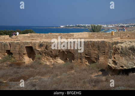 Touristen an den Gräbern der Könige Welterbe-Gebiet in der Nähe von der Küste Paphos Zypern Europa Stockfoto