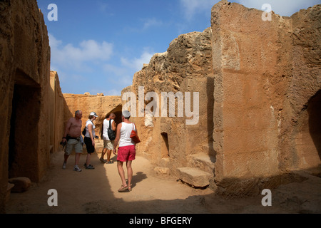 Touristen im ptolemäischen Grab in den Gräbern der Könige Welterbe Ort Paphos Zypern Europa Stockfoto