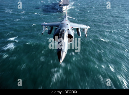 Royal Navy Sea Harrier mit HMS Invincible im Hintergrund Stockfoto