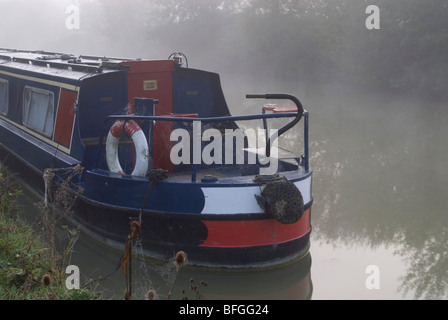 Nebligen Morgen am Kanal Stockfoto