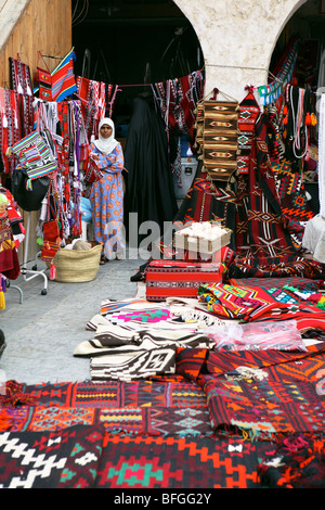 Einen Laden mit traditionellen arabischen Textilien im Retro-Stil Souq Waqif, Doha, Katar. Stockfoto