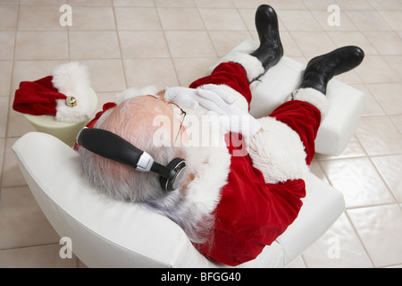 Santa Claus in Sessel entspannen Stockfoto