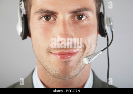 Unternehmer tragen Telefon Kopfhörer Stockfoto
