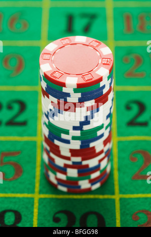 Chips auf Roulette-Tisch Stockfoto