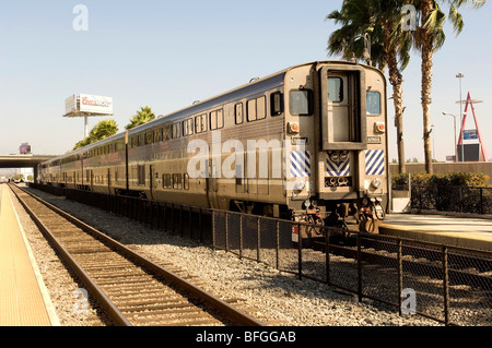 Bahnhof in der Nähe von Anaheim Baseball-Stadion, Anaheim, CA.  Das Stadion-Zeichen ist auf dem Foto auf der rechten Seite sichtbar. Stockfoto