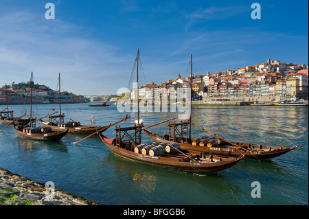 Stadtteil Ribeira auf dem Douro mit Portwein Lastkähne am Kai in Vila Nova De Gaia, Porto, Portugal, Costa Verde Stockfoto
