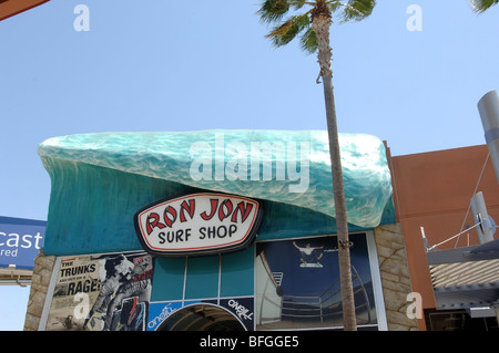 Ron Jon Surf Shop vorher getroffen, um es abreißen wenn der Laden geschlossen war. Stockfoto