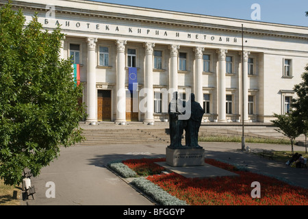 Die St. Kyrill und Method Nationalbibliothek und ihre Skulptur vor dem Gebäude, Sofia, Hauptstadt von Bulgarien, Balkan Stockfoto