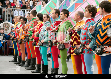 Eine Reihe von Sbandieratori (Flagthrowers) am Palio di Balestra, eine Armbrust-Turnier, Sansepolcro Toskana Italien Stockfoto