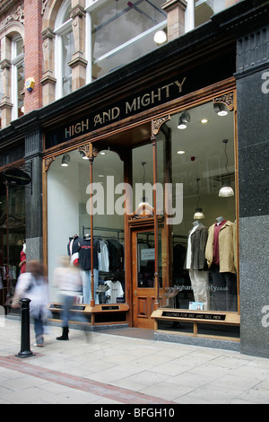 High And Mighty Shop im King Edward Street, viktorianischen Viertel, Leeds, Yorkshire, Großbritannien Stockfoto