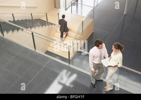 Geschäftsmann und Geschäftsfrau auf Büro-Balkon Stockfoto