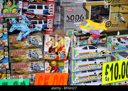 Spielzeug für den Verkauf auf einem Marktstand in Kent, England Stockfoto