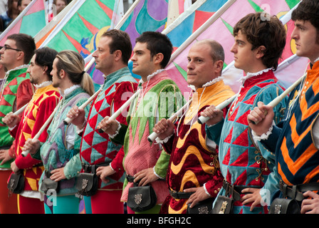 Eine Reihe von Sbandieratori (Flagthrowers) am Palio di Balestra, eine Armbrust-Turnier, Sansepolcro Toskana Italien Stockfoto