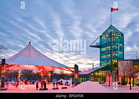 Eisläufer unter dem Pavillion Vordach an The Forks, Winnipeg, Manitoba, Kanada Stockfoto