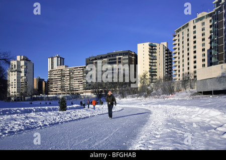 Eislaufen auf dem Assiniboine River Trail, Winnipeg, Manitoba, Kanada Stockfoto