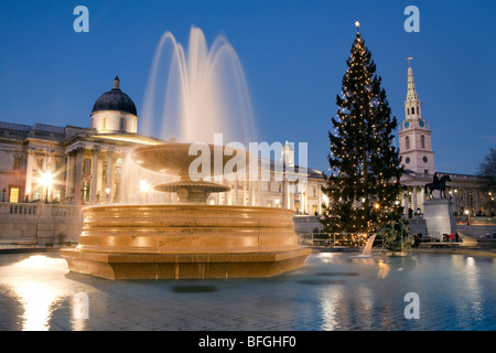 Trafalgar Square in der Abenddämmerung zu Weihnachten. Stockfoto