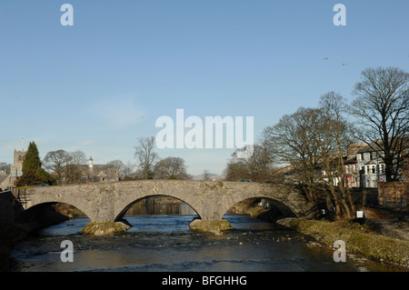 Eine alte Steinbrücke überqueren den Fluss Kent in Kendal Cumbria im Nordwesten Englands am Rande des Lake District. Stockfoto