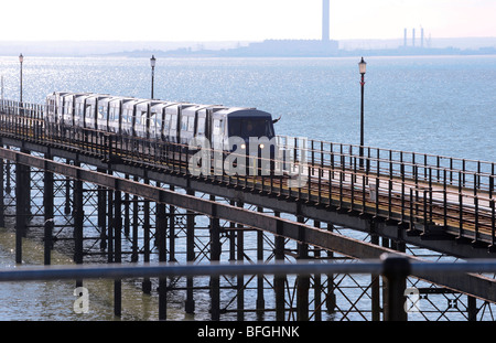 Southend Pier: Der längste Pier der Welt. Der Sir John Betjeman-Zug kehrt vom Ende des Piers zurück. Pic Jim Holden Stockfoto