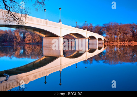 Assiniboine Park Fussgängerbrücke über den Assiniboine River, Winnipeg, Manitoba, Kanada Stockfoto