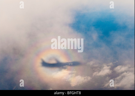 Der Ruhm des Piloten oder kreisförmiger Regenbogen, ein optisches Phänomen, das auftritt, wenn ein Regenbogen um den Schatten eines Flugzeugs erscheint Stockfoto