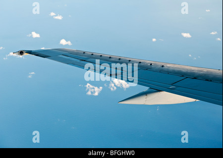 Der Flügel einer Boeing 737-Flugzeuge fliegen über das Meer Stockfoto