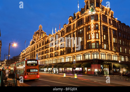 Das Kaufhaus Harrods zu Weihnachten. Stockfoto