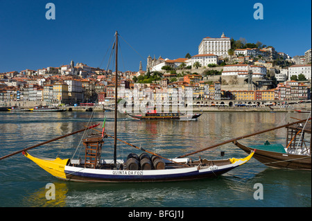 Die Costa Verde, Porto, Portugal, den Fluss Douro, Port Wein Lastkähne und Ribeira-Viertel der Altstadt Stockfoto