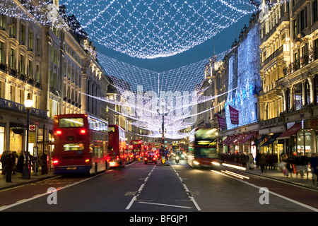 Weihnachtsbeleuchtung und Einkaufsmöglichkeiten entlang der Regent Street. Stockfoto