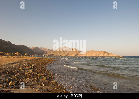 Taba Heights Strand mit Bergen auf der Rückseite geschliffen, Taba Heights, Rotes Meer, Ägypten, Afrika. Stockfoto