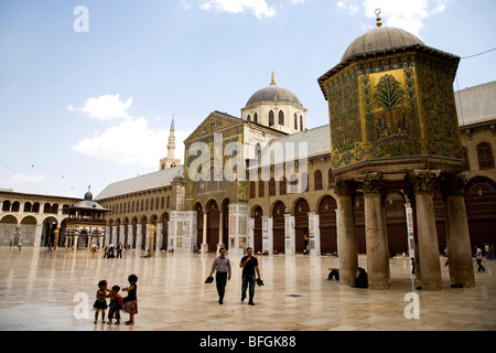 Besucher der Umayyad-Moschee in Damaskus, Syrien, Nahost. Islamisches Wahrzeichen und berühmtes syrisches Denkmal. Muslimisches Volk und religiöses Gebäude Stockfoto